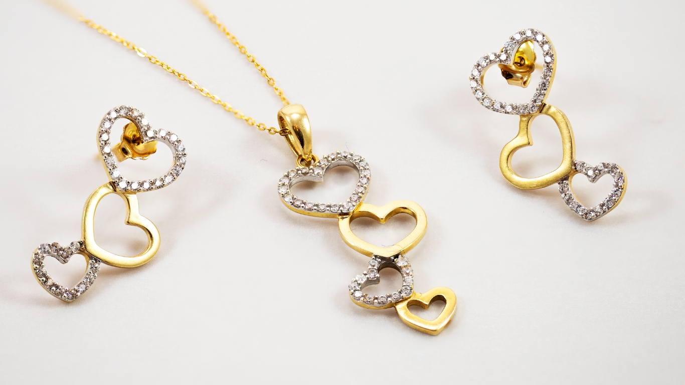 Gold heart-shaped jewelry set with diamond accents.