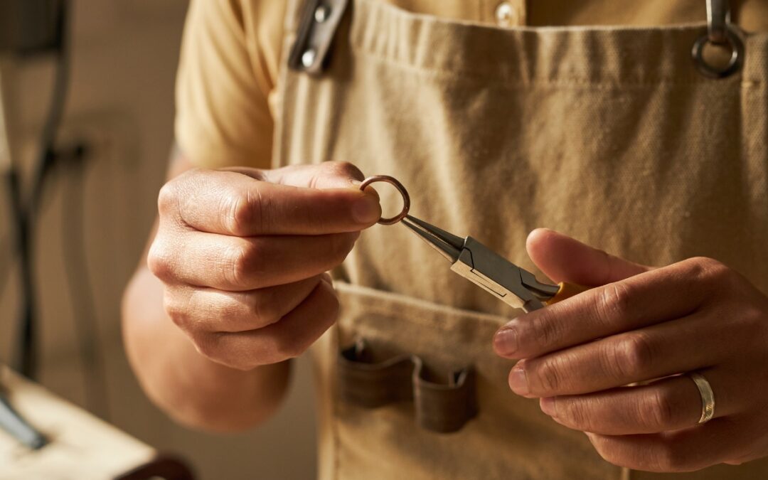 How Custom Designs Elevate Artisan Engagement Rings