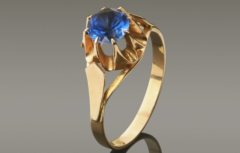 Vintage gold ring with blue sapphire.