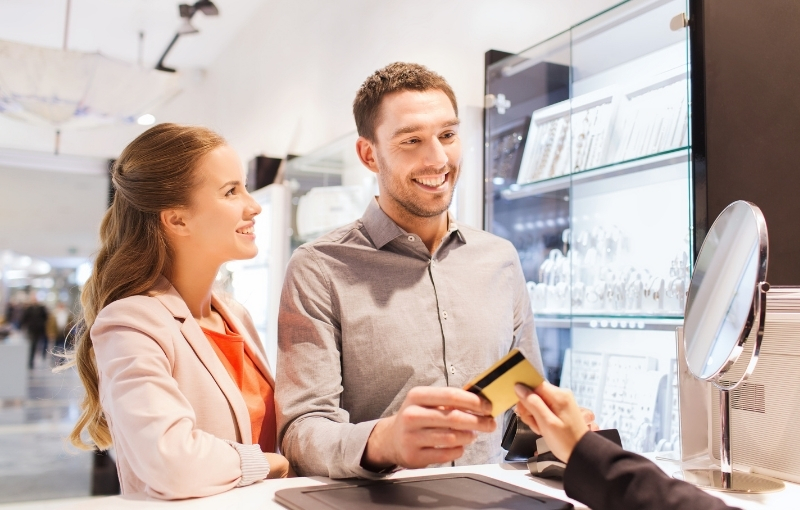 Couple buying jewelry with credit card.