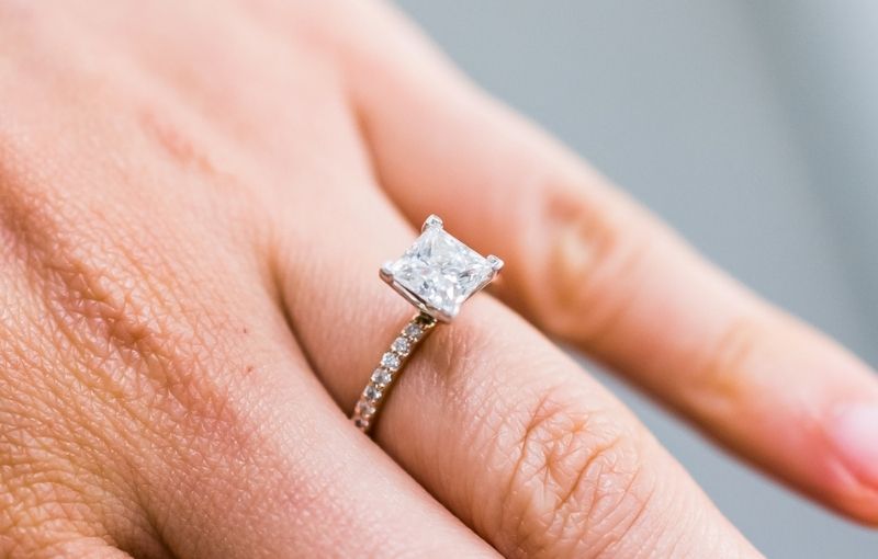 Classic vintage solitaire diamond ring.<br />
