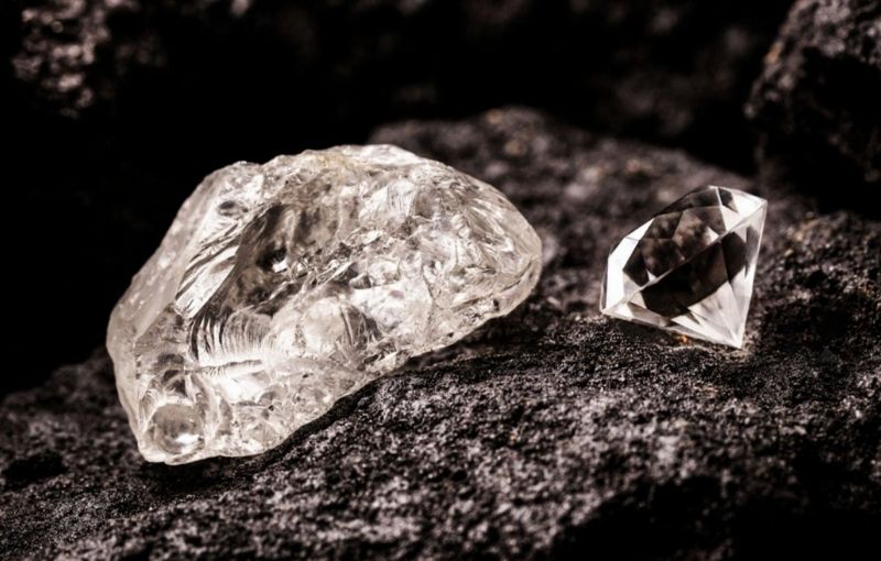 Uncut and polished diamond stones.