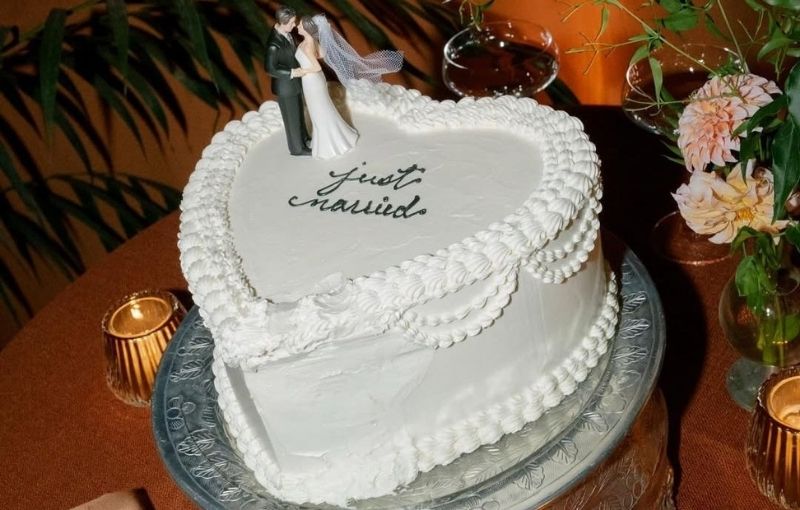 Wedding cake with "just married" inscription.