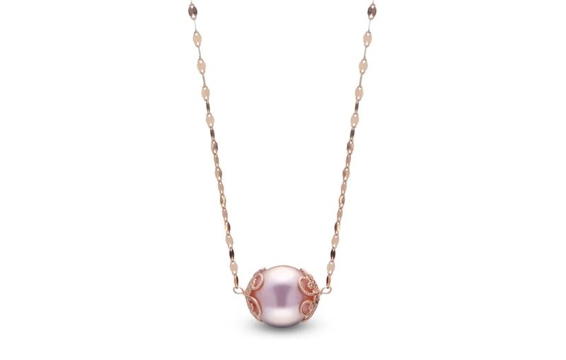 Pink pearl pendant necklace in rose gold.<br />
