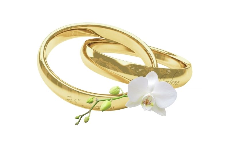 Gold wedding rings with orchid flowers.
