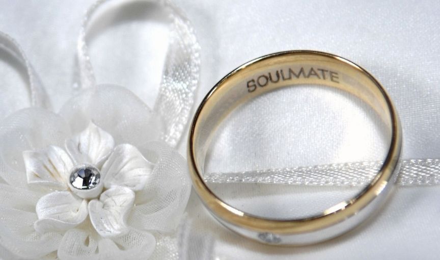 Silver and gold ring engraved "SOULMATE."