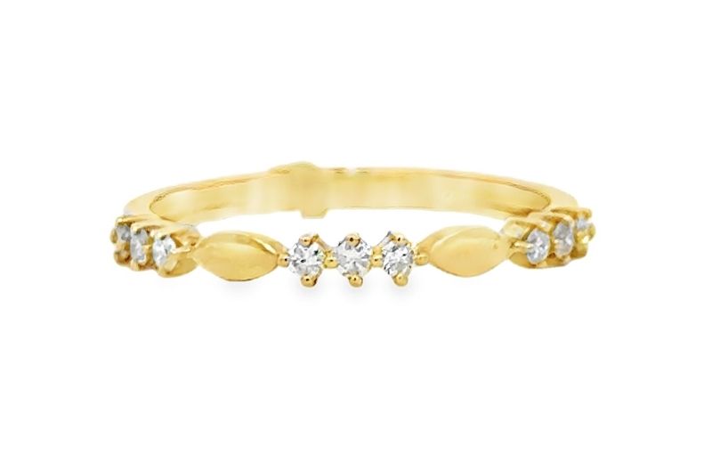 Gold ring with alternating diamond clusters.