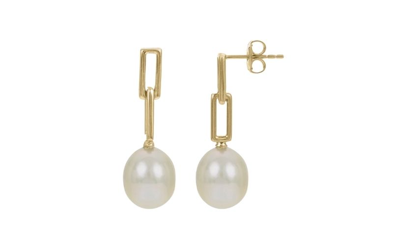 Elegant pearl drop earrings in gold.<br />

