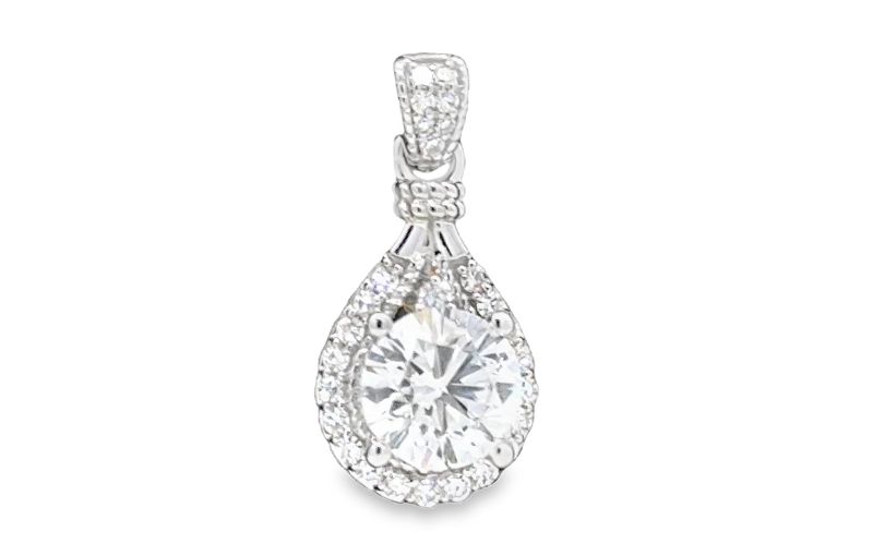 Teardrop diamond pendant in white gold.