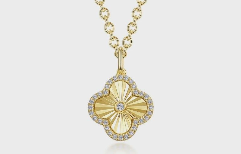 Gold clover-shaped diamond pendant.