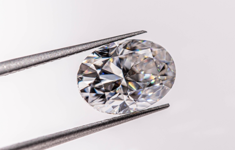 Oval brilliant cut loose diamond.