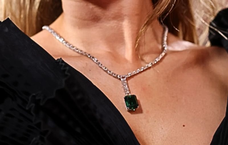 Emerald pendant necklace on Miley Cyrus.