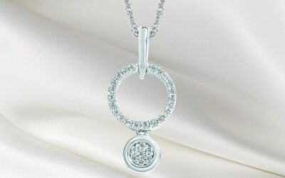 Maximizing Brilliance with Halo Pendants