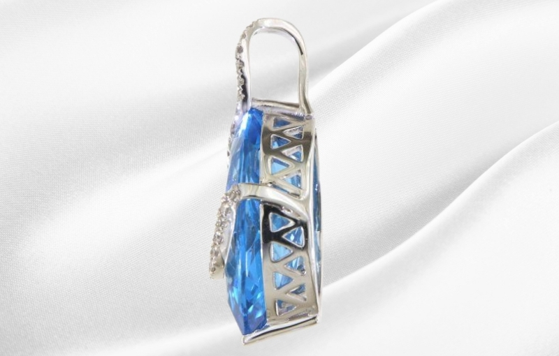 Side view Marquise Diamond Shape pendant.