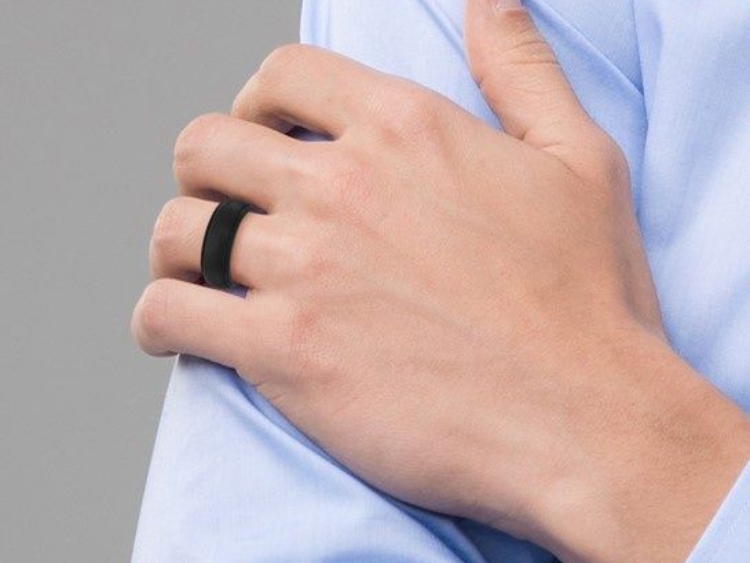 Man wearing matte  black band.